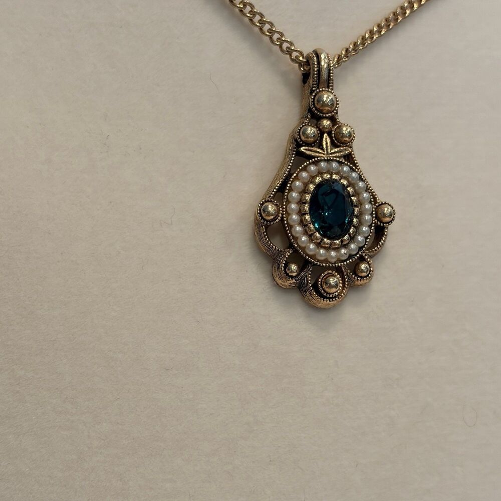 Vintage Avon Victorian Versailles Emerald Green Gold Tone Pendant Necklace